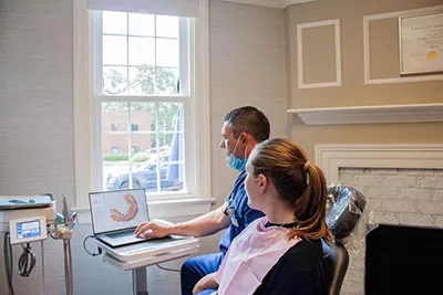 Dr. Kondorossy looking at a patient 3d scan